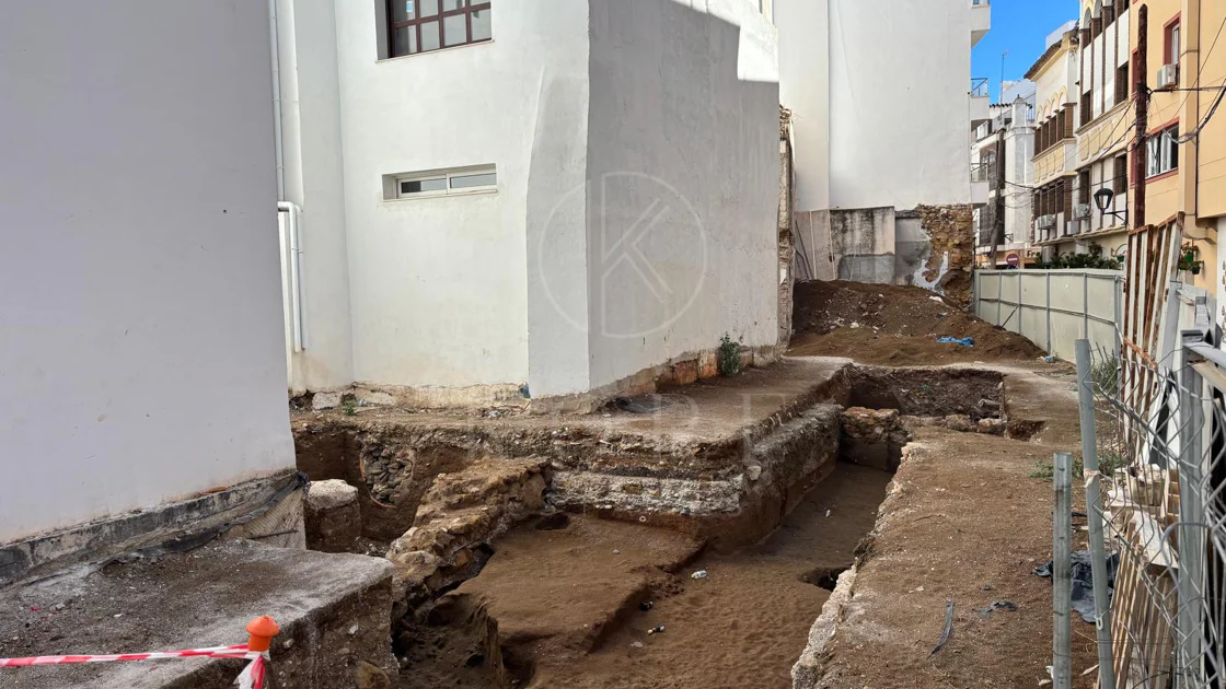 Prime Corner Plot of 190 m² in the Old Town of Estepona – 50m from the Beach, Buildable up to 800 m²
