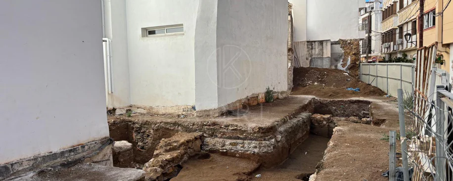 Prime Corner Plot of 190 m² in the Old Town of Estepona – 50m from the Beach, Buildable up to 800 m²