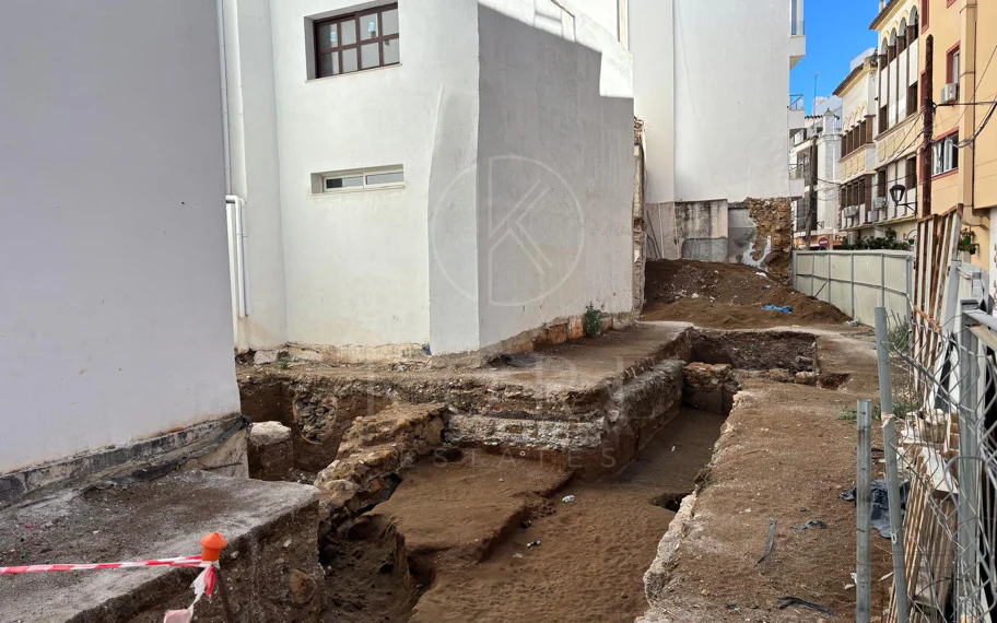 Prime Corner Plot of 190 m² in the Old Town of Estepona – 50m from the Beach, Buildable up to 800 m²