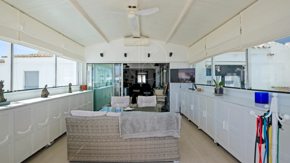 Lumină și exclusivitate în acest penthouse cu 3 dormitoare în inima Puerto Banus