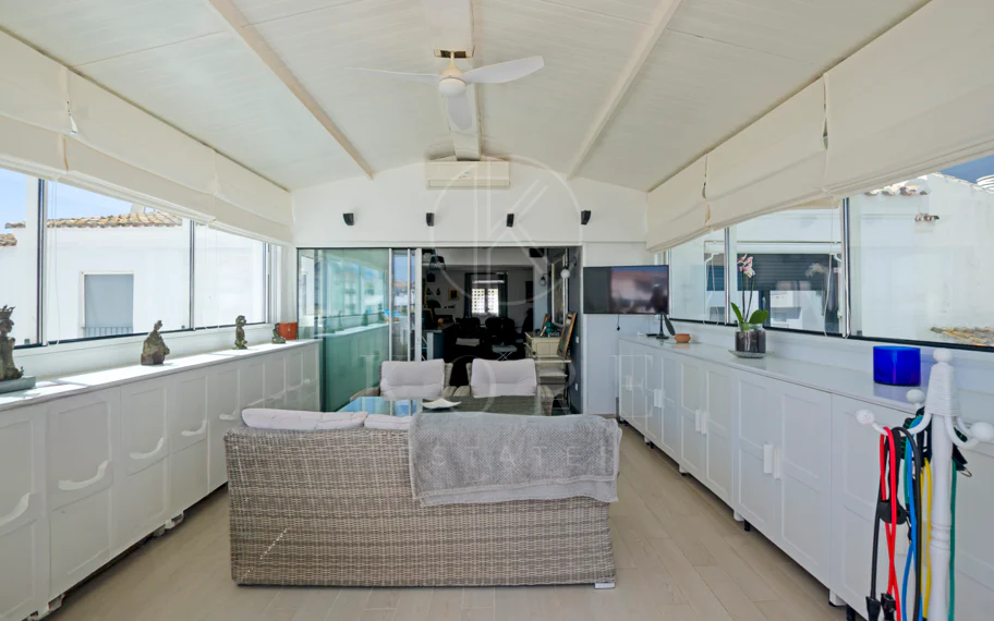 Light and exclusivity in this 3 bedroom penthouse in the heart of Puerto Banus
