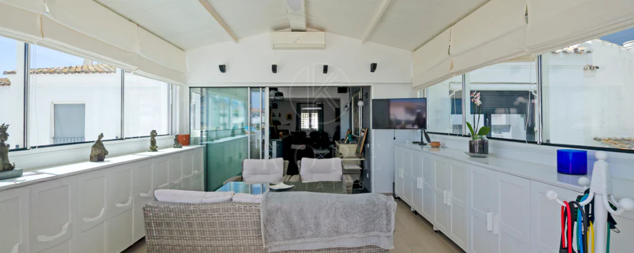 Lumină și exclusivitate în acest penthouse cu 3 dormitoare în inima Puerto Banus