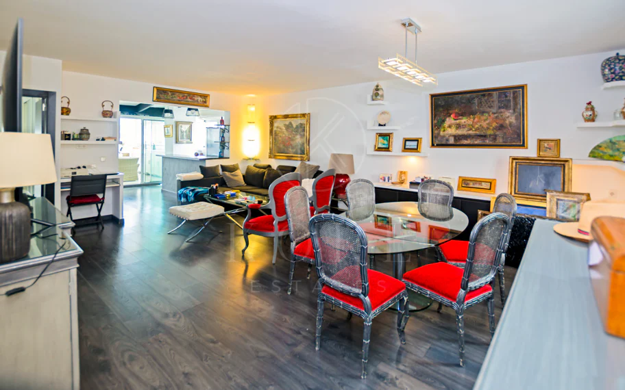Light and exclusivity in this 3 bedroom penthouse in the heart of Puerto Banus