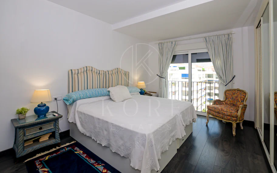 Light and exclusivity in this 3 bedroom penthouse in the heart of Puerto Banus