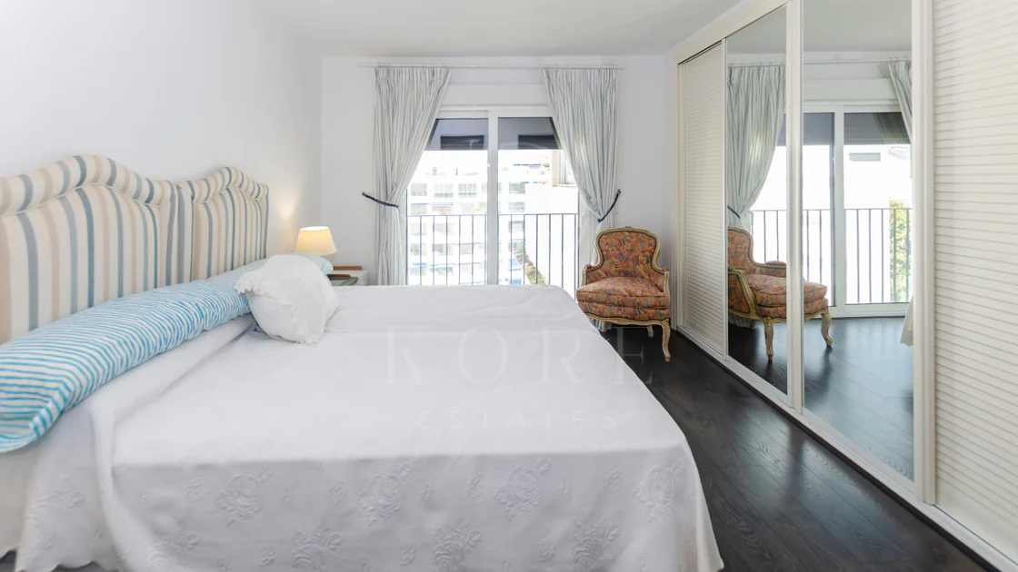 Lumină și exclusivitate în acest penthouse cu 3 dormitoare în inima Puerto Banus