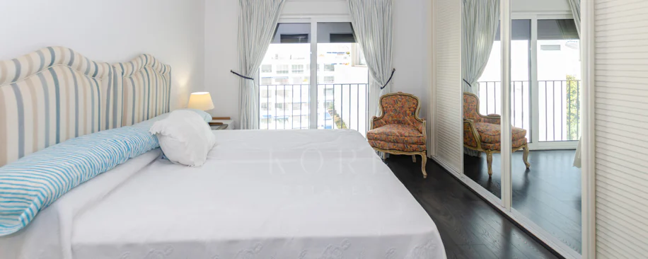 Lumină și exclusivitate în acest penthouse cu 3 dormitoare în inima Puerto Banus