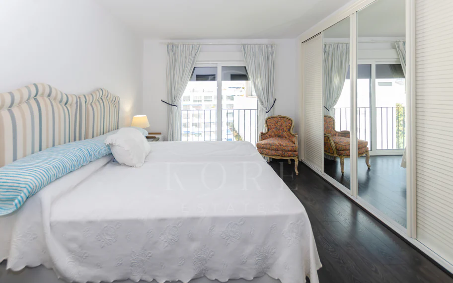 Light and exclusivity in this 3 bedroom penthouse in the heart of Puerto Banus