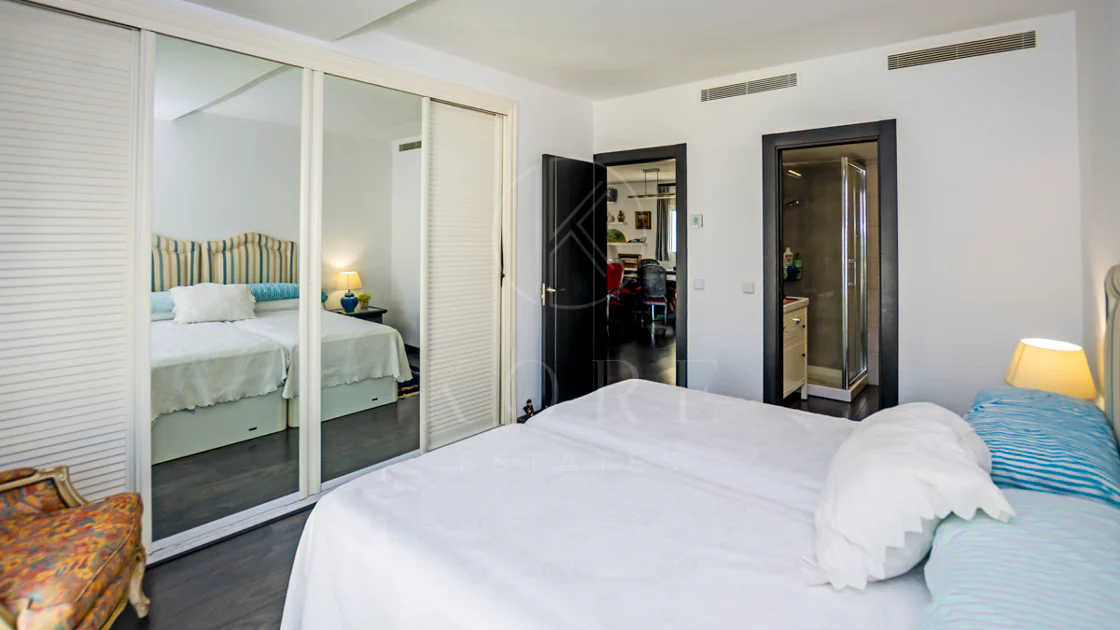 Lumină și exclusivitate în acest penthouse cu 3 dormitoare în inima Puerto Banus