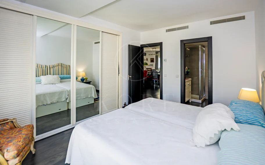 Light and exclusivity in this 3 bedroom penthouse in the heart of Puerto Banus