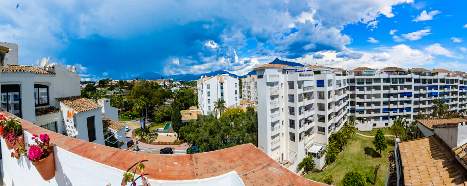 Lumină și exclusivitate în acest penthouse cu 3 dormitoare în inima Puerto Banus