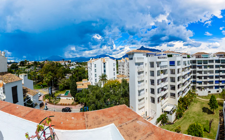 Light and exclusivity in this 3 bedroom penthouse in the heart of Puerto Banus