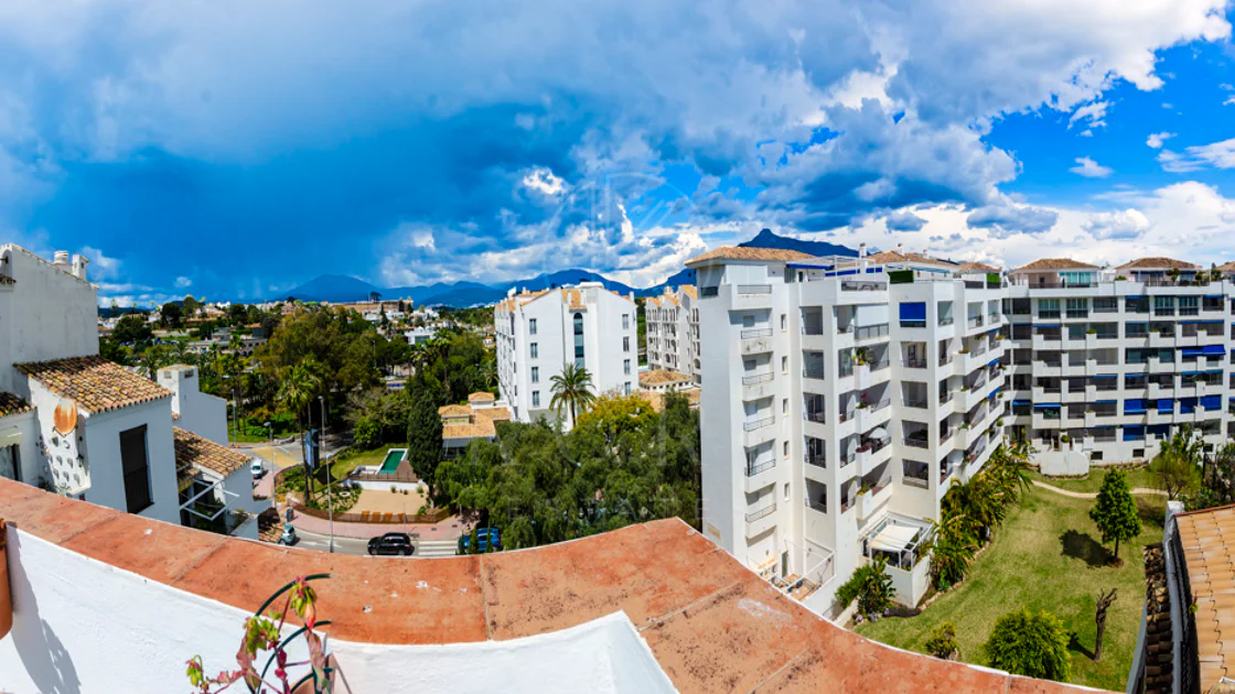 Lumină și exclusivitate în acest penthouse cu 3 dormitoare în inima Puerto Banus