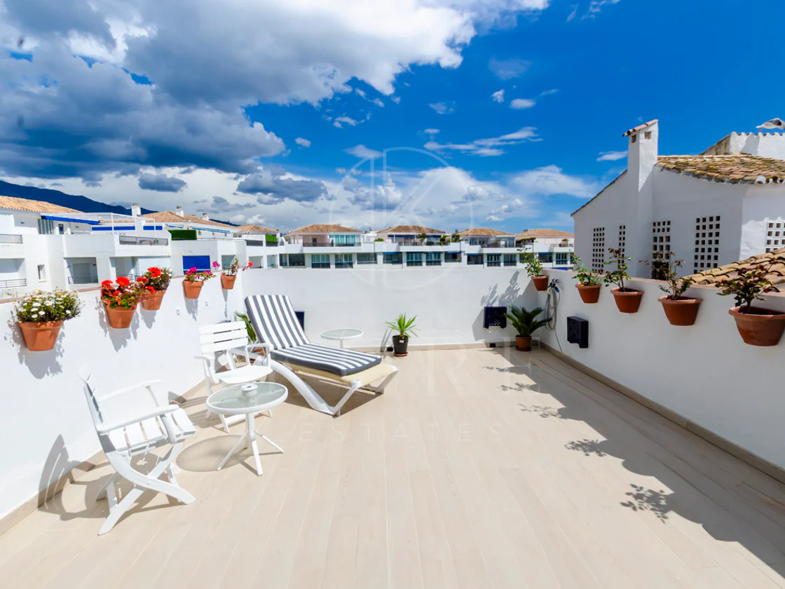 Luz y exclusividad en este ático de 3 dormitorios en el corazón de Puerto Banús