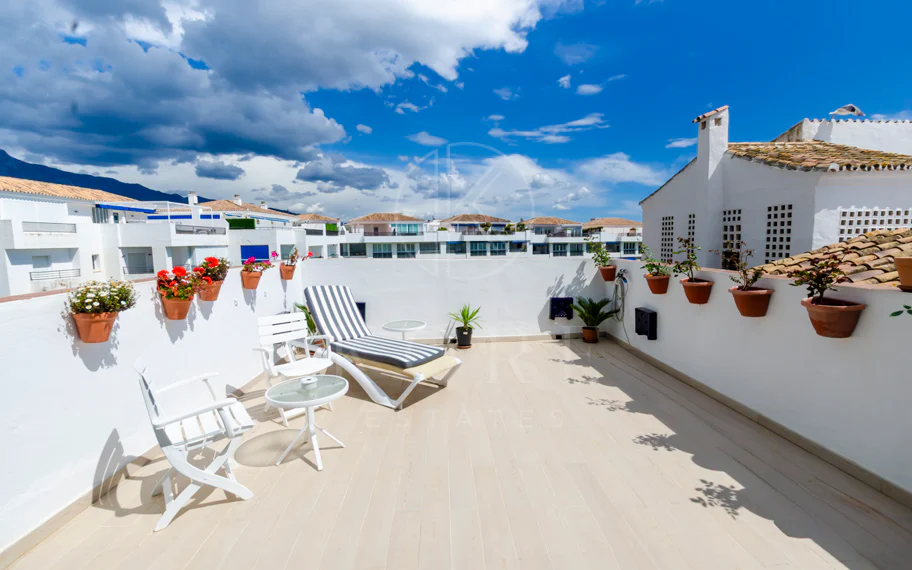 Light and exclusivity in this 3 bedroom penthouse in the heart of Puerto Banus
