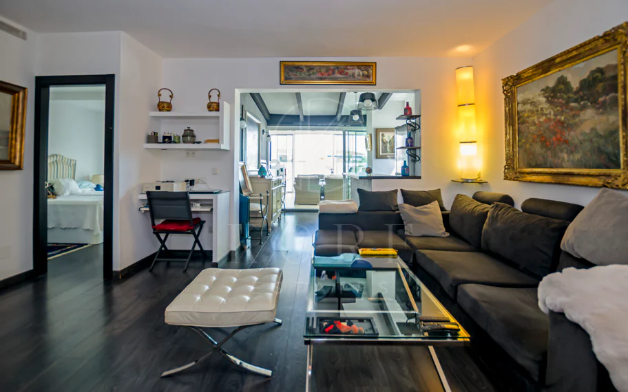 Light and exclusivity in this 3 bedroom penthouse in the heart of Puerto Banus