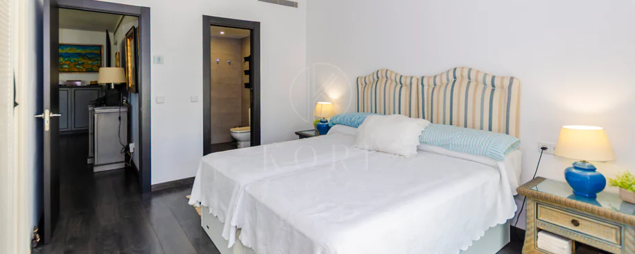 Lumină și exclusivitate în acest penthouse cu 3 dormitoare în inima Puerto Banus