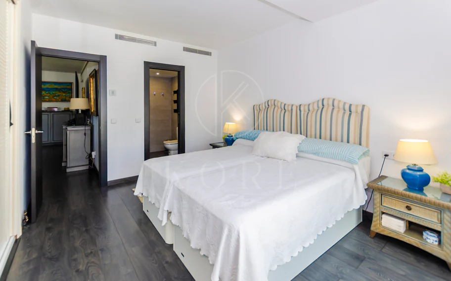 Light and exclusivity in this 3 bedroom penthouse in the heart of Puerto Banus