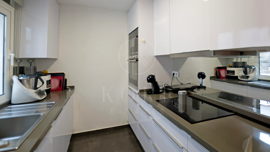 Lumină și exclusivitate în acest penthouse cu 3 dormitoare în inima Puerto Banus
