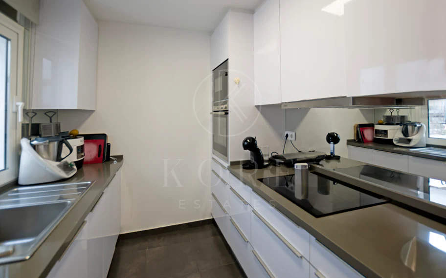 Light and exclusivity in this 3 bedroom penthouse in the heart of Puerto Banus