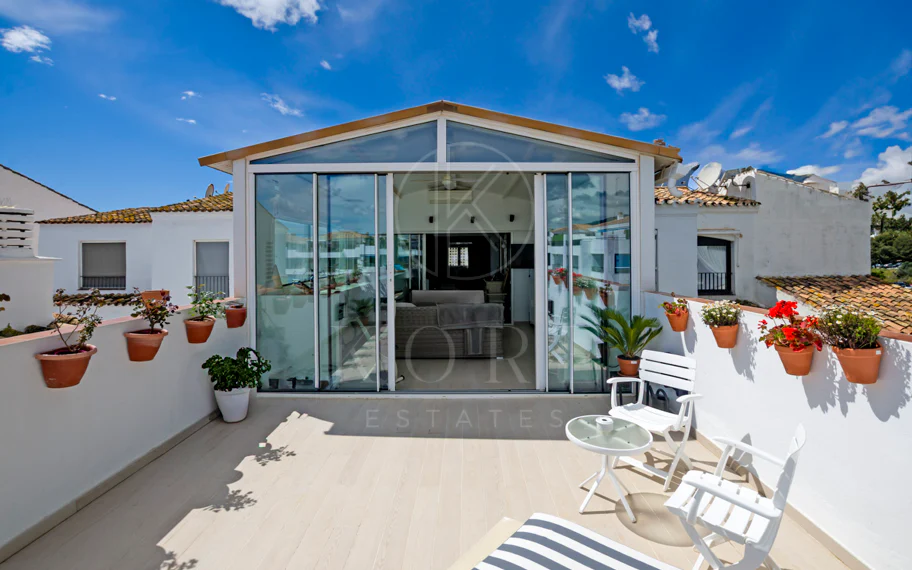 Light and exclusivity in this 3 bedroom penthouse in the heart of Puerto Banus
