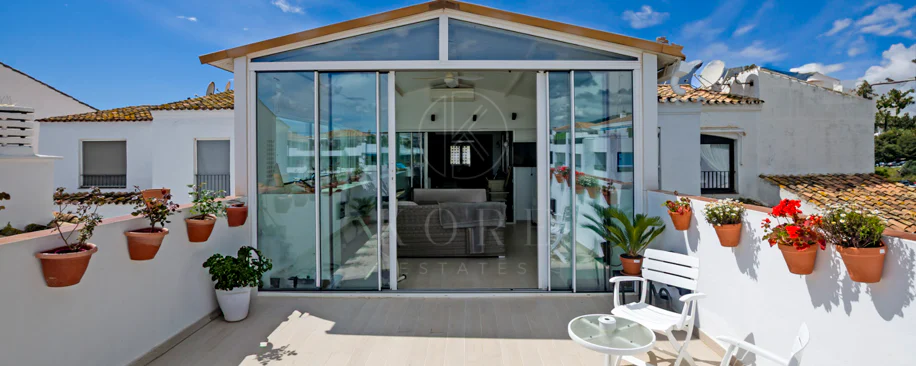 Lumină și exclusivitate în acest penthouse cu 3 dormitoare în inima Puerto Banus