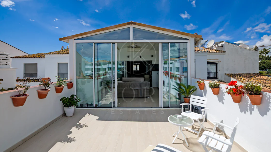 Lumină și exclusivitate în acest penthouse cu 3 dormitoare în inima Puerto Banus