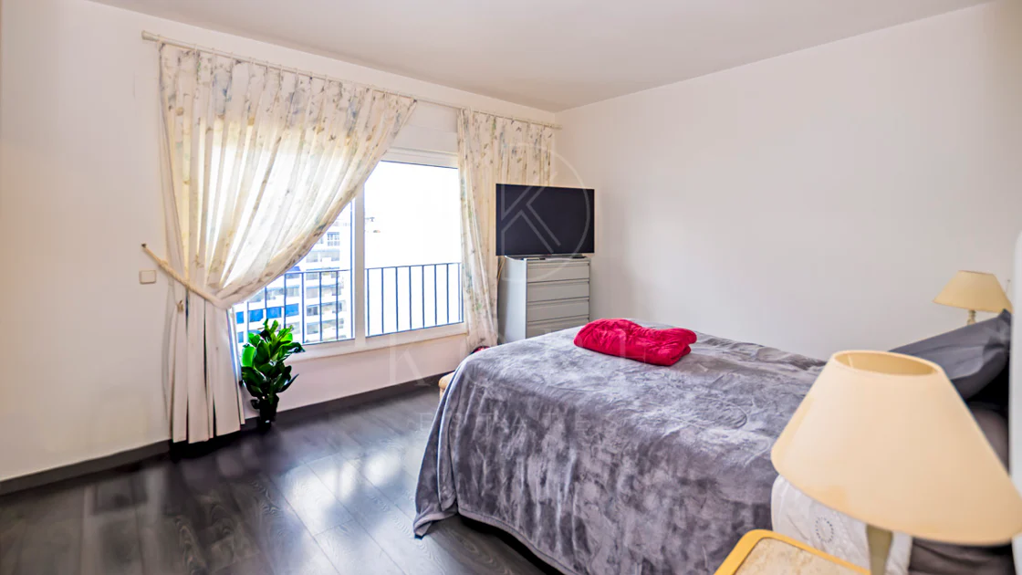 Lumină și exclusivitate în acest penthouse cu 3 dormitoare în inima Puerto Banus