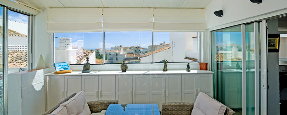 Lumină și exclusivitate în acest penthouse cu 3 dormitoare în inima Puerto Banus