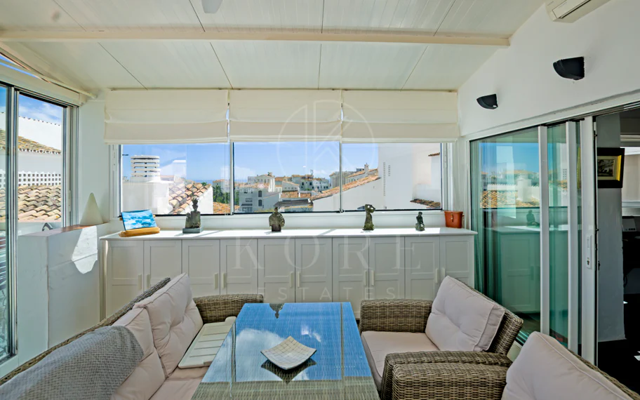 Light and exclusivity in this 3 bedroom penthouse in the heart of Puerto Banus