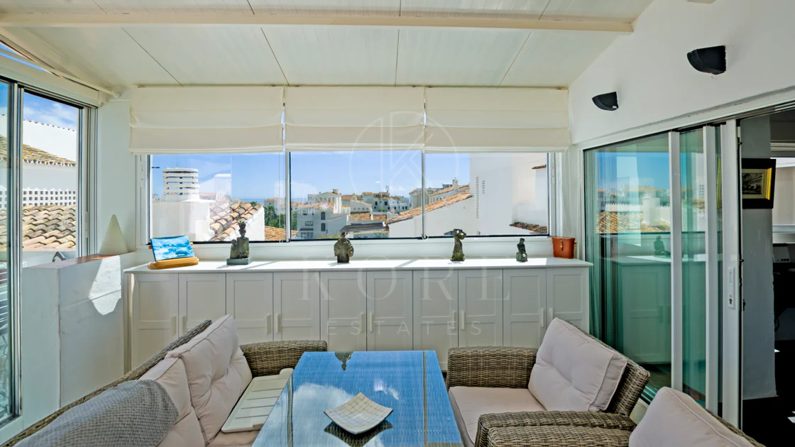 Lumină și exclusivitate în acest penthouse cu 3 dormitoare în inima Puerto Banus