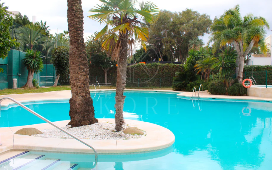 Light and exclusivity in this 3 bedroom penthouse in the heart of Puerto Banus