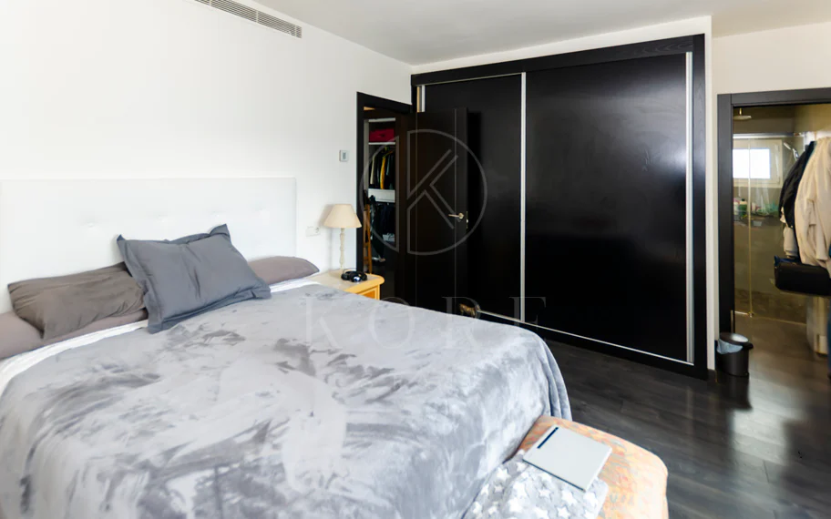 Light and exclusivity in this 3 bedroom penthouse in the heart of Puerto Banus