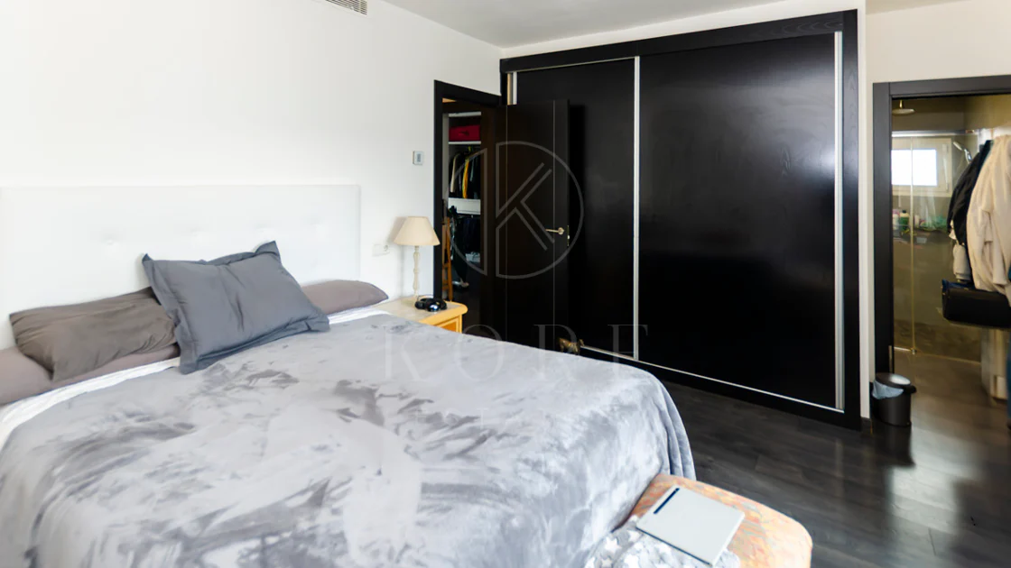Lumină și exclusivitate în acest penthouse cu 3 dormitoare în inima Puerto Banus