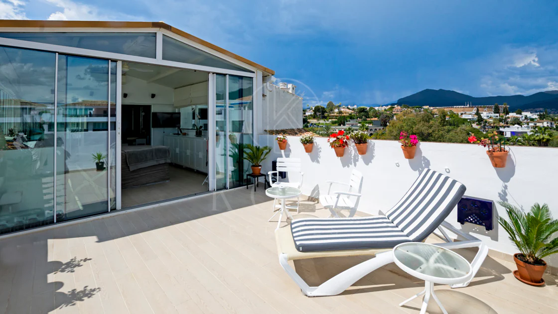 Lumină și exclusivitate în acest penthouse cu 3 dormitoare în inima Puerto Banus