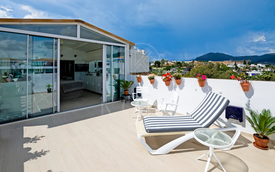 Light and exclusivity in this 3 bedroom penthouse in the heart of Puerto Banus