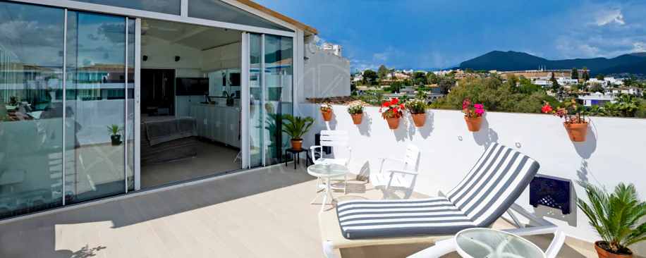 Lumină și exclusivitate în acest penthouse cu 3 dormitoare în inima Puerto Banus