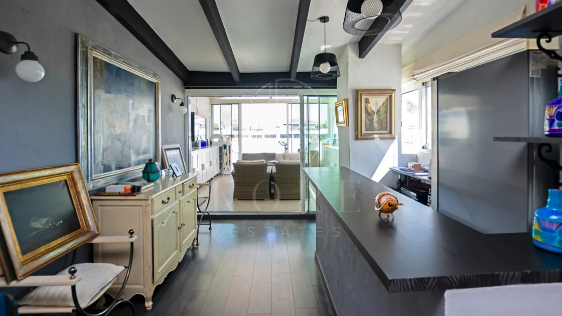 Lumină și exclusivitate în acest penthouse cu 3 dormitoare în inima Puerto Banus