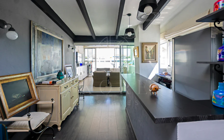Light and exclusivity in this 3 bedroom penthouse in the heart of Puerto Banus