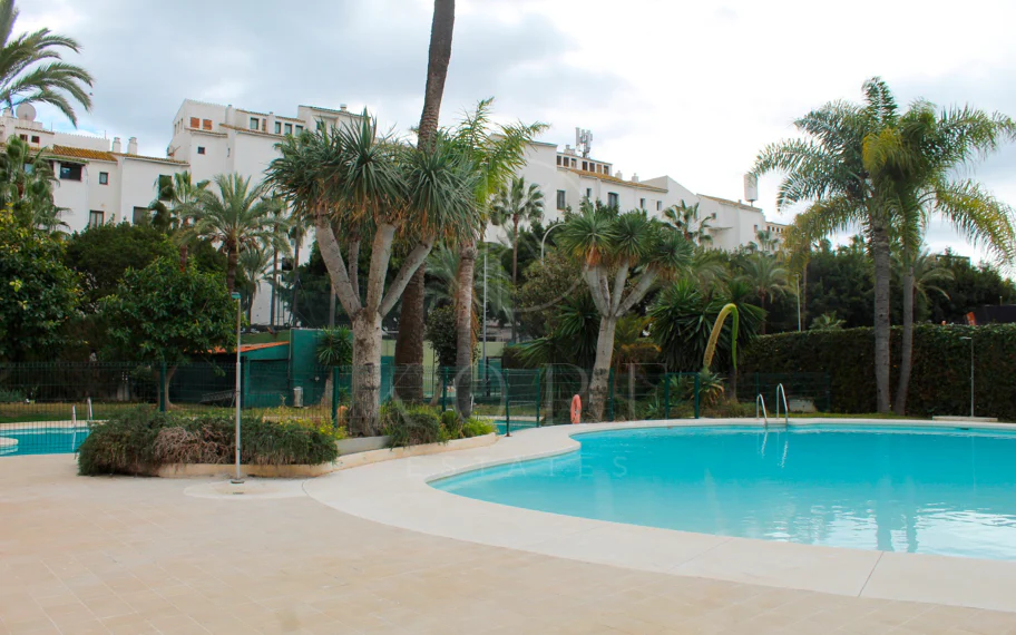 Light and exclusivity in this 3 bedroom penthouse in the heart of Puerto Banus