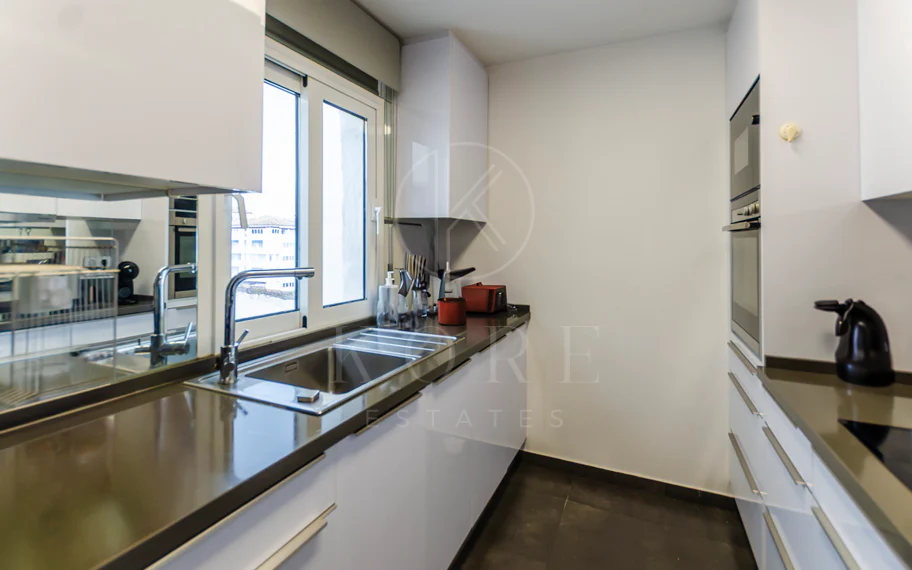 Light and exclusivity in this 3 bedroom penthouse in the heart of Puerto Banus