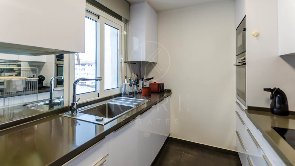 Lumină și exclusivitate în acest penthouse cu 3 dormitoare în inima Puerto Banus