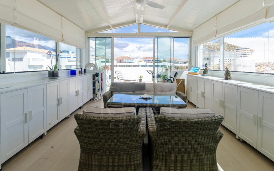 Light and exclusivity in this 3 bedroom penthouse in the heart of Puerto Banus