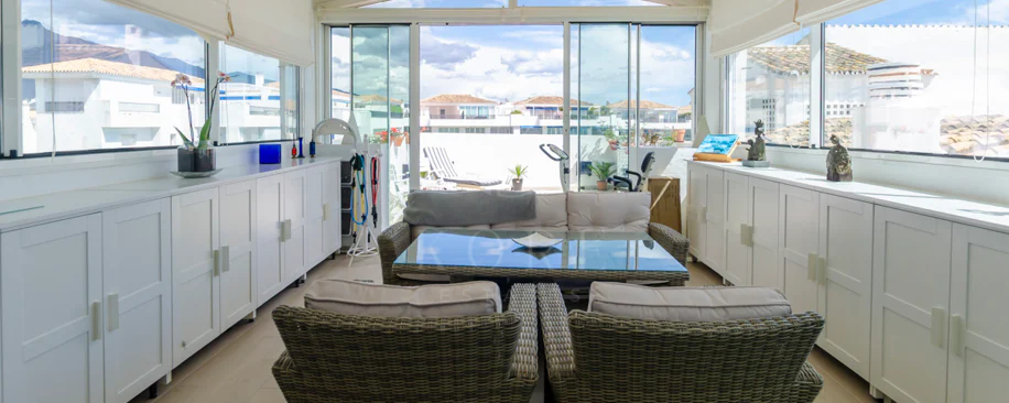 Lumină și exclusivitate în acest penthouse cu 3 dormitoare în inima Puerto Banus