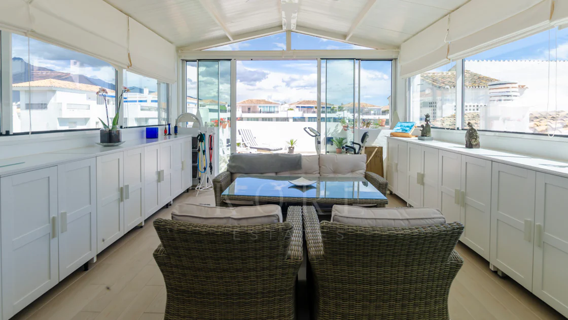 Lumină și exclusivitate în acest penthouse cu 3 dormitoare în inima Puerto Banus