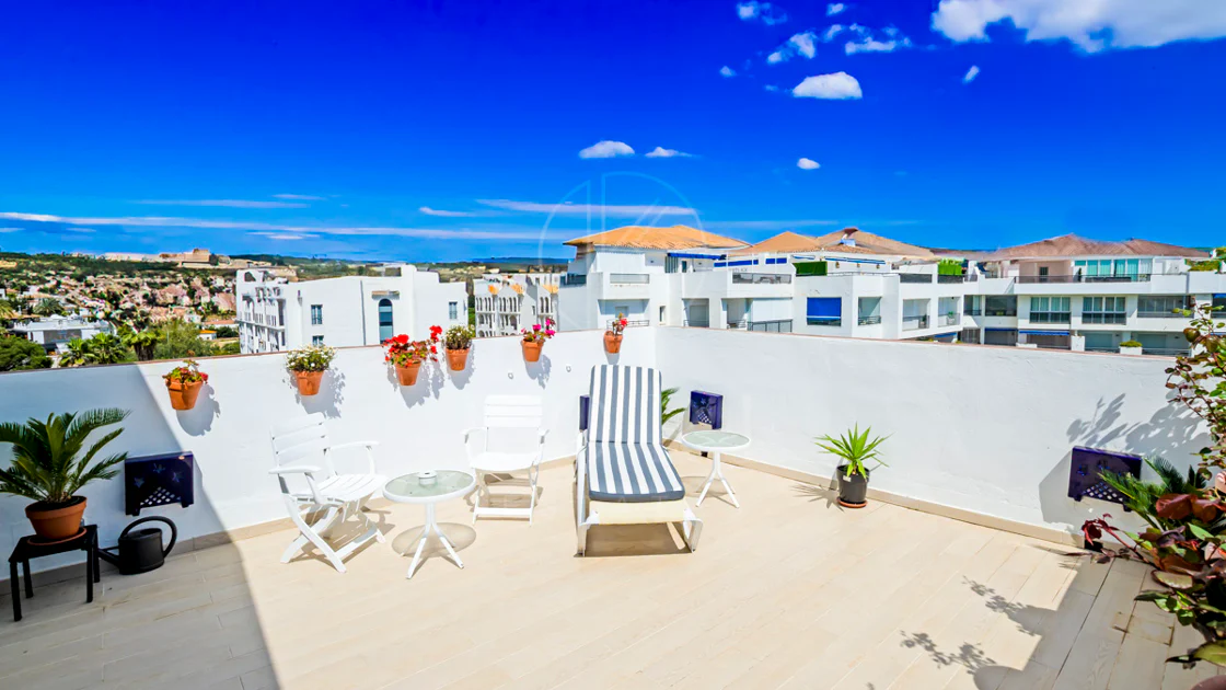 Lumină și exclusivitate în acest penthouse cu 3 dormitoare în inima Puerto Banus