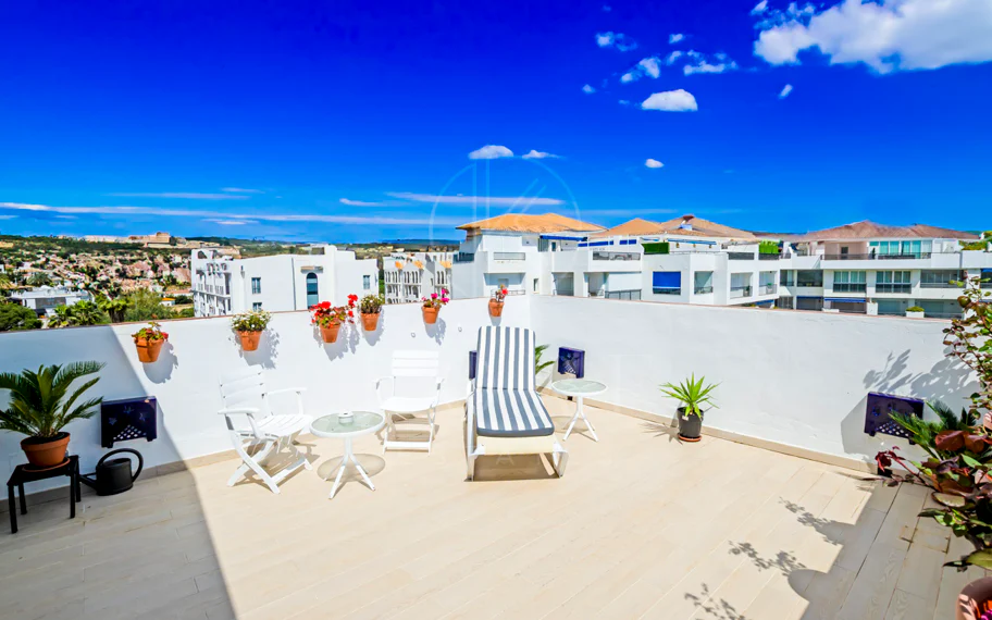 Light and exclusivity in this 3 bedroom penthouse in the heart of Puerto Banus