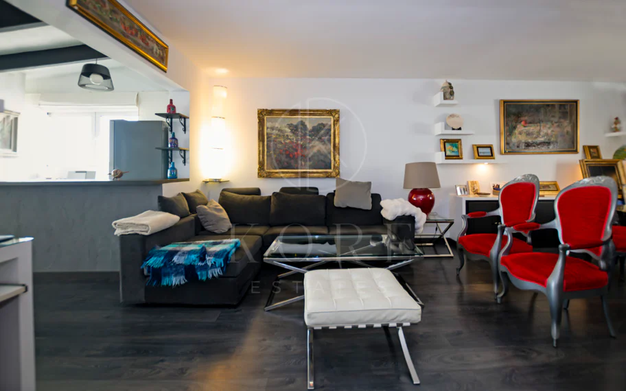 Light and exclusivity in this 3 bedroom penthouse in the heart of Puerto Banus