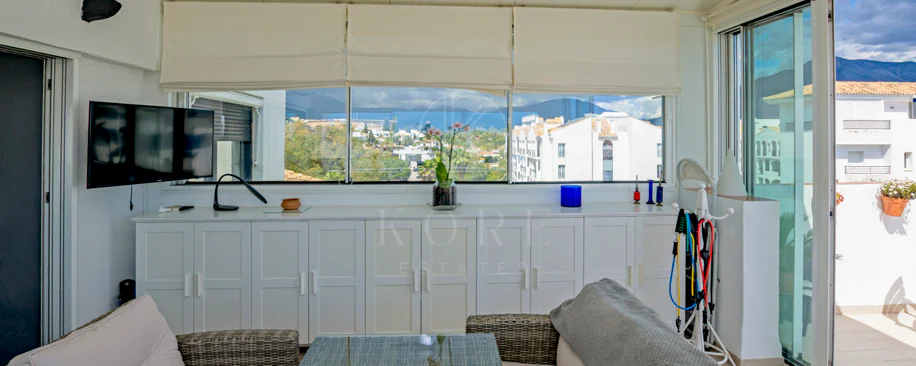 Lumină și exclusivitate în acest penthouse cu 3 dormitoare în inima Puerto Banus