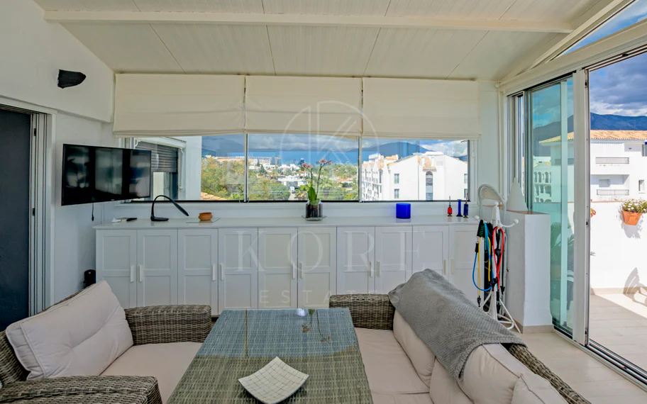 Light and exclusivity in this 3 bedroom penthouse in the heart of Puerto Banus