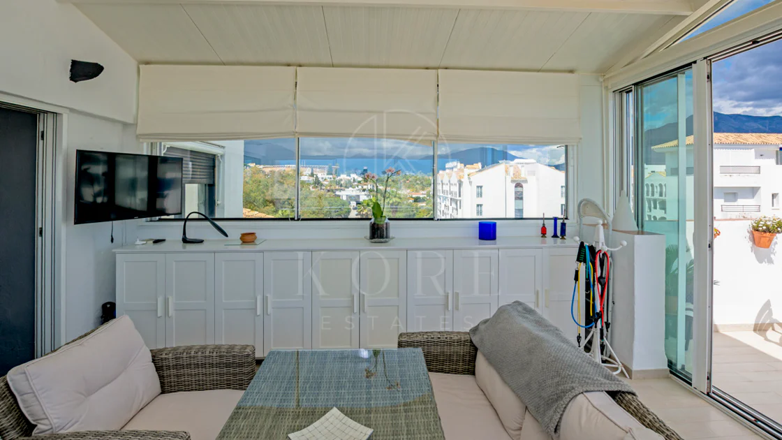 Lumină și exclusivitate în acest penthouse cu 3 dormitoare în inima Puerto Banus
